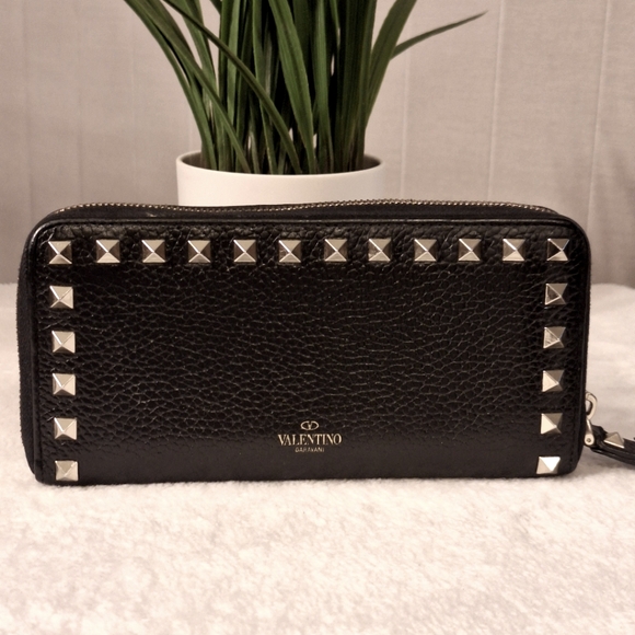 Valentino Rockstud Grainy Calfskin Full Zip Wallet - Picture 16 of 16